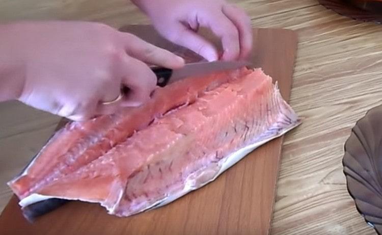 Carefully remove the ridge and separate the fish fillet.