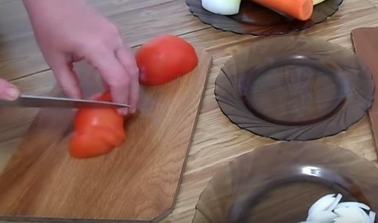 Corte finamente los tomates.