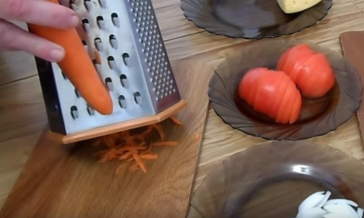 En un rallador grueso frotamos zanahorias.