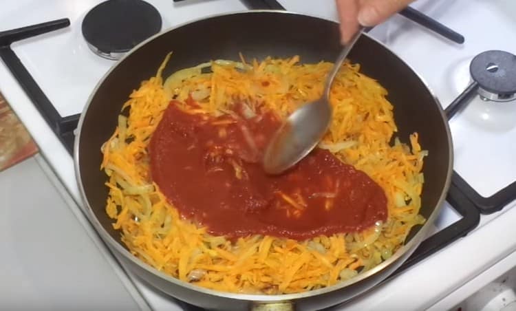 Agregue pasta de tomate a zanahorias y cebollas.
