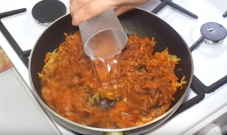 Ajoutez des épices, ainsi que de l'eau, faites cuire la sauce.