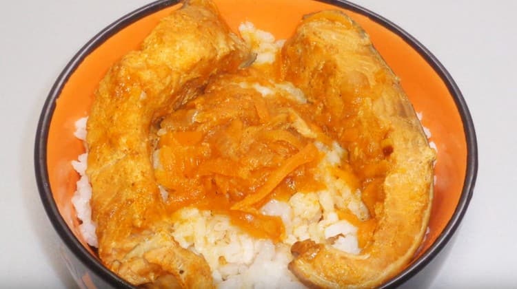 Le saumon rose cuit avec des carottes et des oignons se marie bien avec du riz bouilli.