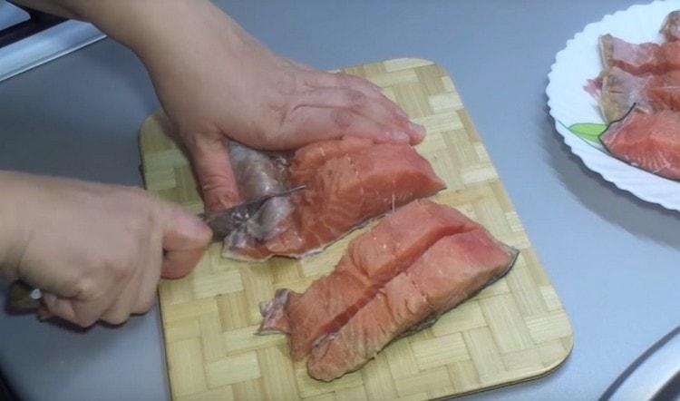 Cut the fillet of pink salmon into pieces.