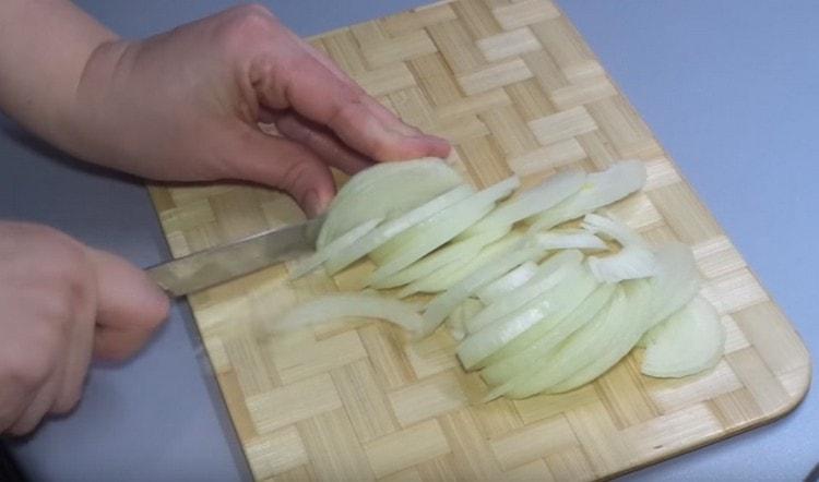 Onion cut into half rings.