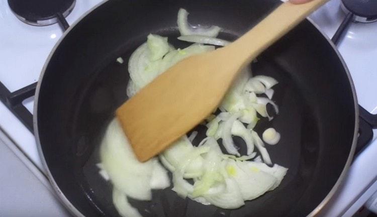 Put the onions in a pan and fry until soft.