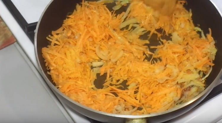 Agregue las zanahorias ralladas a la cebolla.