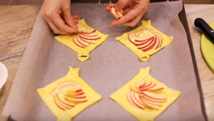 sur les paniers, nous déposons joliment les tranches de pommes.