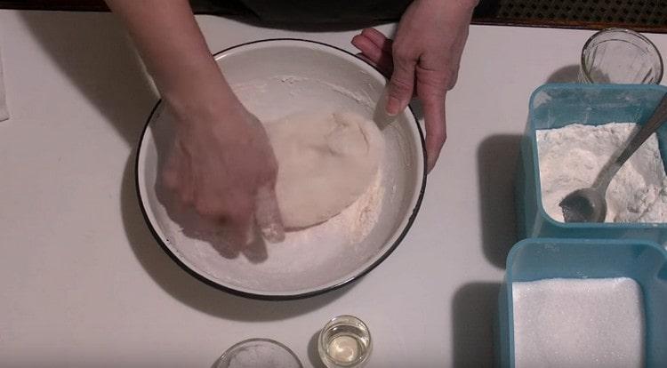 Pétrir la pâte, d'abord avec une cuillère, puis avec vos mains.