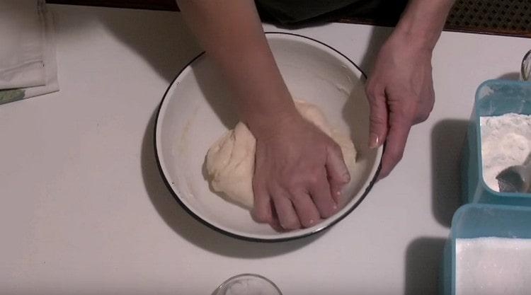 Pétrir la pâte pour qu'elle incorpore tout le beurre.