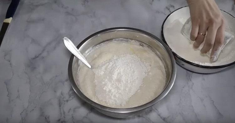 We introduce flour into the dough.