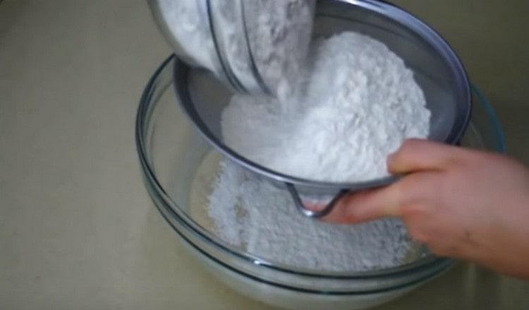 Tamiser le lait dans une masse de kéfir et de levure.