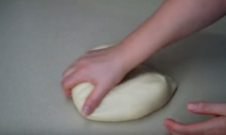 Thoroughly knead the dough on the work surface.