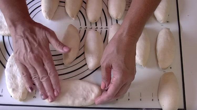 Antes de freír los pasteles, debes presionar un poco con la mano.