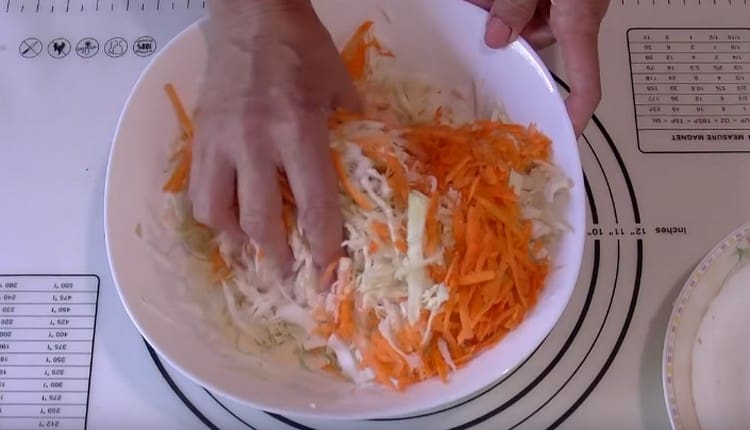 Shred the cabbage, grate the carrots and mix them.