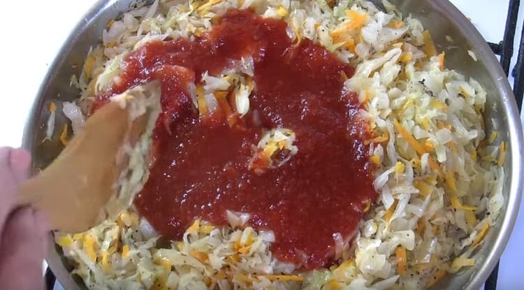 U povrće dodajte pastu od rajčice, sol, papar.