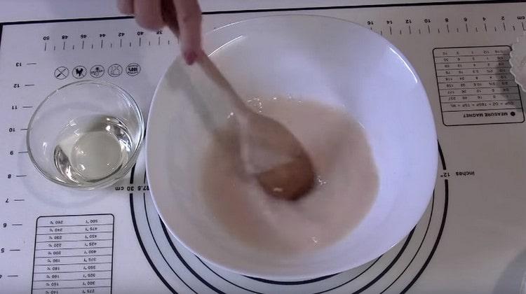 Para preparar la masa, disuelva la levadura en agua tibia.