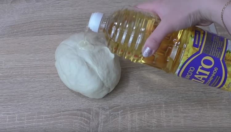 Pour the finished dough with a spoon of vegetable oil.