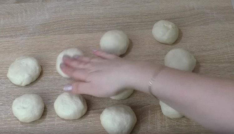 Divide the dough into balls for pies.