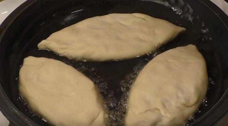 Après avoir chauffé l’huile végétale dans la casserole, placez-y les tartes.