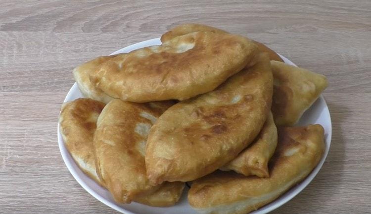 Кефировите пържени пайове с картофи са готови.