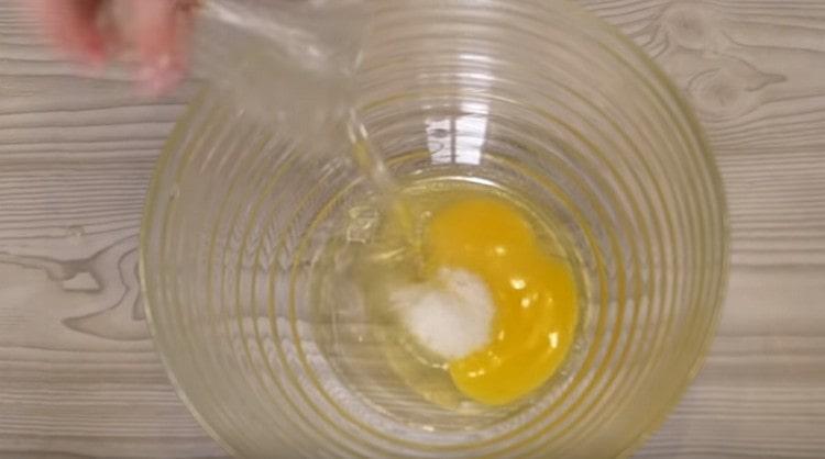 Add salt and vegetable oil to the egg.
