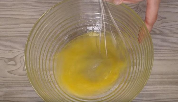 Mix the egg with salt and oil.