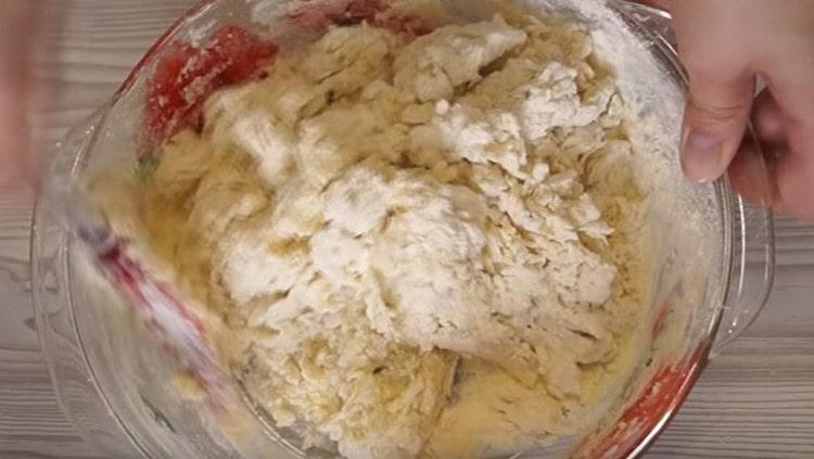 Quickly mix the ingredients, making the dough.