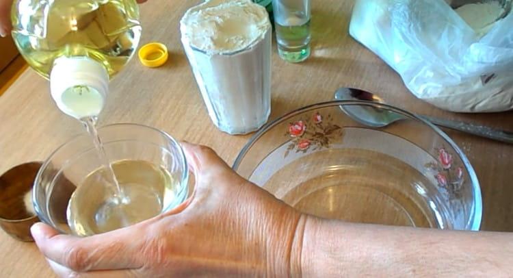 Turnați ulei vegetal într-un bol.