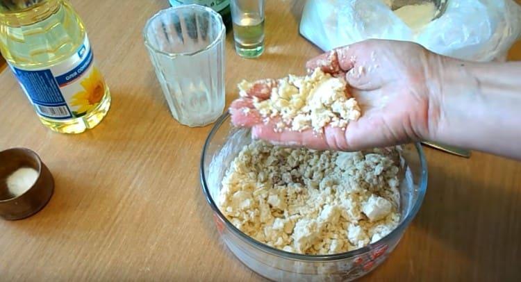 Add the flour to the vegetable oil and mix the mass.