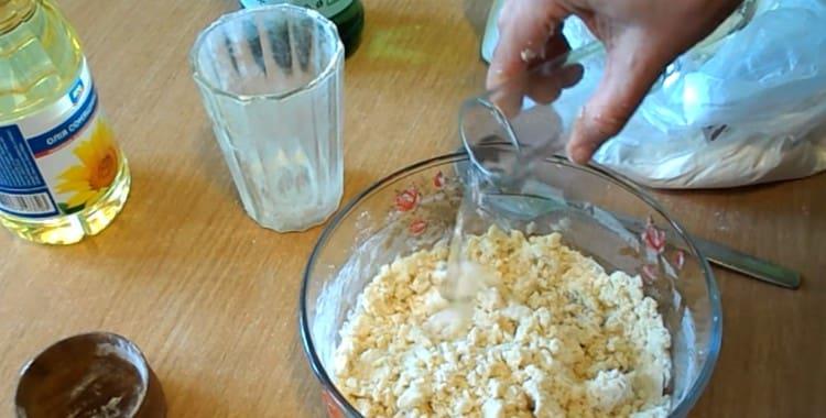 Ajouter le soda et l'éteindre avec un mélange de vinaigre et d'eau.