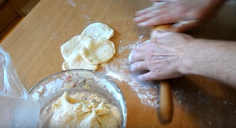 Patiseria Choux pentru plăcinte poate fi rulată și coaptă.