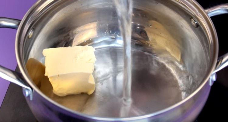 Versez de l'eau dans la casserole, ajoutez le beurre et le sel.
