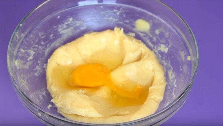 Un par un, nous introduisons 3 œufs dans la pâte.