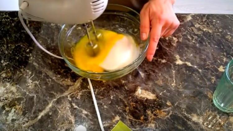 Combine the eggs with sugar. beat with a mixer.