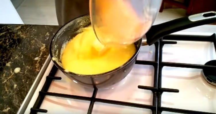 Dans la crème épaissie, ajoutez du beurre.