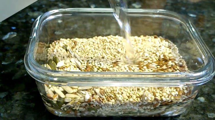 Versez les graines avec de l'eau pour qu'elles gonflent.