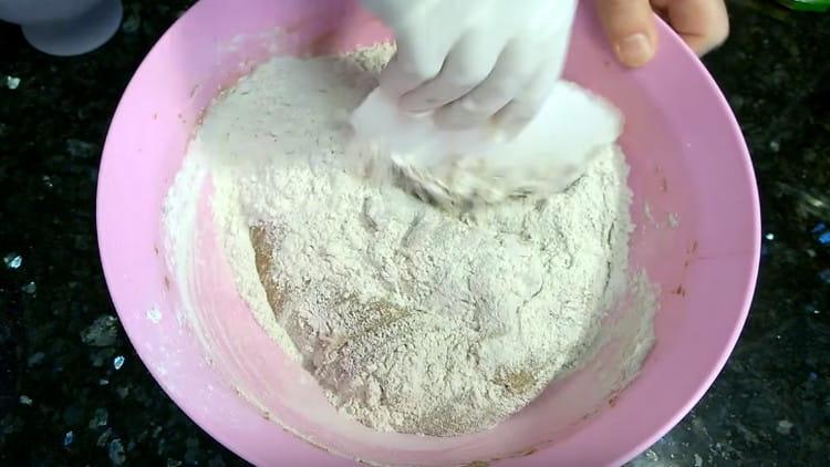 Enter the flour and knead the dough.