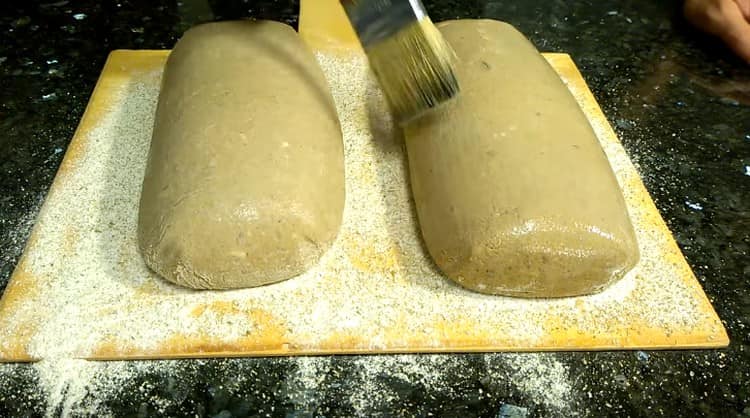 Rociamos las piezas de trabajo con agua y las untamos con un cepillo.