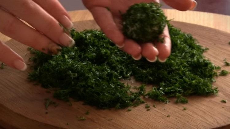 Roll the resulting balls in chopped dill.