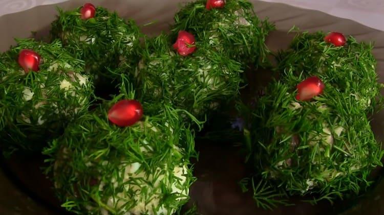 También puedes decorar este aperitivo de arenque con semillas de granada.