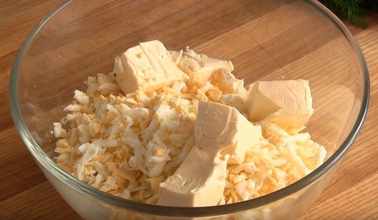Agregue queso crema a las papas y los huevos.