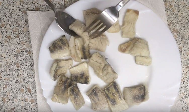 Carefully lay out the pieces of pike perch on a plate with the skin down.