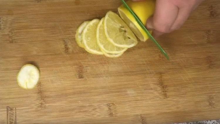 Para teñir, usaremos rodajas finas de limón.