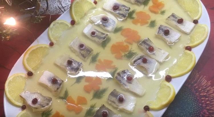 Here we are to prepare a beautiful transparent aspic fillet from zander according to a step-by-step recipe.