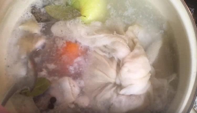 When boiling, be sure to remove the foam from the fish broth.