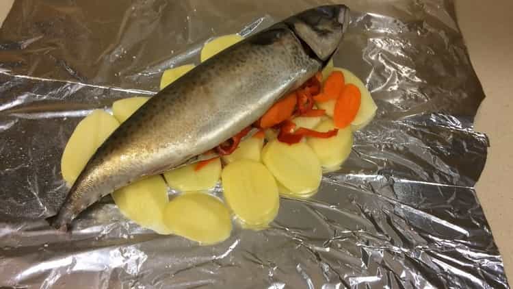 Para preparar la caballa en papel de aluminio en el horno, ponga los ingredientes en el papel de aluminio.