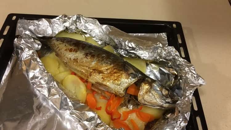 Mackerel baked in foil in the oven with vegetables according to a step by step recipe with photo