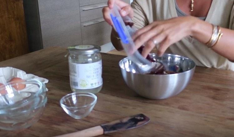 In a bowl we combine all the seeds and berries.