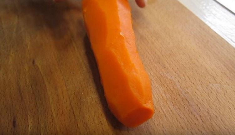 Hervir las zanahorias hasta que estén tiernas.