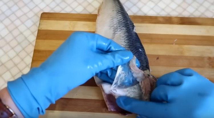 Carefully remove the skin from the fish.